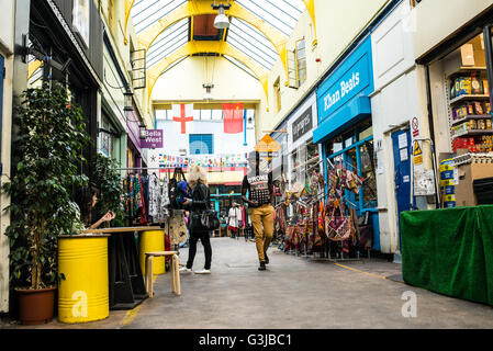 Menschen beim Einkaufen in der indoor Brixton Village Market, eine multikulturelle Gemeinschaftsmarkt mit unabhängigen Geschäften und restaurants Stockfoto