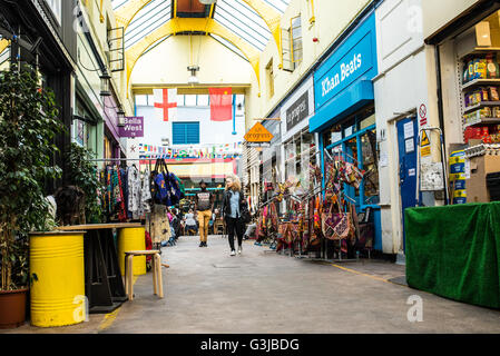 Menschen beim Einkaufen in der indoor Brixton Village Market, eine multikulturelle Gemeinschaftsmarkt mit unabhängigen Geschäften und restaurants Stockfoto