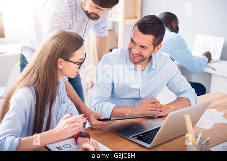 Angenehme Kolleginnen und Kollegen diskutieren Projekt Stockfoto