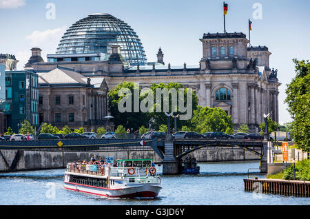 Sightseeing-Boot auf dem Fluss Spree, Berlin, Deutschland, den Reichstag, deutsche Parlamentsgebäude, Stockfoto