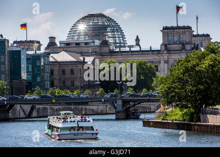 Sightseeing-Boot auf dem Fluss Spree, Berlin, Deutschland, den Reichstag, deutsche Parlamentsgebäude, Stockfoto