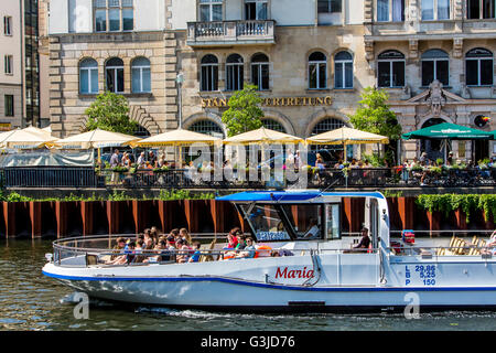 Sightseeing-Boot auf dem Fluss Spree, Berlin, Deutschland, Bars, Restaurants, Biergärten, Schiffbauerdamm Straße, Stockfoto