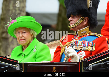 Queen Elizabeth II und Prince Philip in der Mall London Trooping the Color 2016. Duke of Edinburgh in Uniform Stockfoto