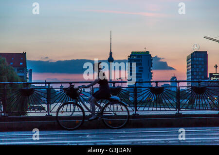 Oberbaumbrücke-Brücke in Berlin-Friedrichshain über die Spree Brücke für Autos, Fußgänger, Radfahrer und der u-Bahn, Stockfoto