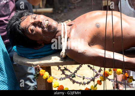 Kolkata, Indien. 13. April 2016. (Anmerkung der Redaktion: Bild enthält grafische Inhalte) Anhänger mit Schmerzen und Wärme während der Prozession anlässlich des Shiva Gajan in Hooghly.Hindu Anhänger selbst zu Opfern und beten hinduistische Gott Shivas um ihre Wünsche zu erfüllen und auch markiert das Ende des Kalenderjahres, Bengali statt reagieren. © Saikat Paul/Pacific Press/Alamy Live-Nachrichten Stockfoto