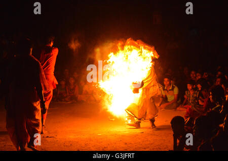 Kolkata, Indien. 13. April 2016. Anhänger führen während eines Rituals im Rahmen des jährlichen religiösen Festivals Charak in West Bengal, Indien. © Tanmoy Bhaduri/Pacific Press/Alamy Live-Nachrichten Stockfoto