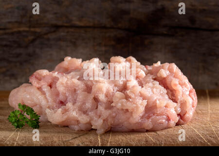 Frische Hähnchen Hackfleisch auf hölzernen Hintergrund mit Petersilie Stockfoto