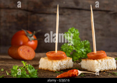 Vorspeise mit Paprika Frankfurter Würstchen mit Kräutern auf hölzernen Hintergrund gemacht Stockfoto