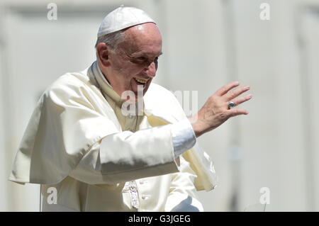 Vatikanstadt, Vatikan. 4. Mai 2016. Papst Francis, bevor Tausende von Gläubigen das Gleichnis vom verlorenen Schaf, erinnerte während der Generalaudienz am Mittwoch, daran erinnern, dass Gott niemanden, nicht beseitigen lässt Gott liebt alle, denn Gottes Barmherzigkeit und Liebe. © Andrea Franceschini/Pacific Press/Alamy Live-Nachrichten Stockfoto