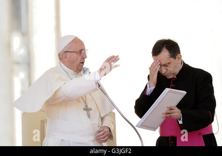 Vatikanstadt, Vatikan. 4. Mai 2016. Papst Francis, bevor Tausende von Gläubigen das Gleichnis vom verlorenen Schaf, erinnerte während der Generalaudienz am Mittwoch, daran erinnern, dass Gott niemanden, nicht beseitigen lässt Gott liebt alle, denn Gottes Barmherzigkeit und Liebe. © Andrea Franceschini/Pacific Press/Alamy Live-Nachrichten Stockfoto