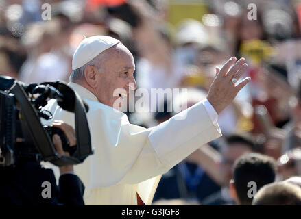 Vatikanstadt, Vatikan. 4. Mai 2016. Papst Francis, bevor Tausende von Gläubigen das Gleichnis vom verlorenen Schaf, erinnerte während der Generalaudienz am Mittwoch, daran erinnern, dass Gott niemanden, nicht beseitigen lässt Gott liebt alle, denn Gottes Barmherzigkeit und Liebe. © Andrea Franceschini/Pacific Press/Alamy Live-Nachrichten Stockfoto