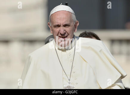 Vatikanstadt, Vatikan. 4. Mai 2016. Papst Francis, bevor Tausende von Gläubigen das Gleichnis vom verlorenen Schaf, erinnerte während der Generalaudienz am Mittwoch, daran erinnern, dass Gott niemanden, nicht beseitigen lässt Gott liebt alle, denn Gottes Barmherzigkeit und Liebe. © Andrea Franceschini/Pacific Press/Alamy Live-Nachrichten Stockfoto