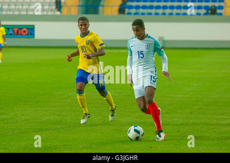 Baku, Aserbaidschan. 6. Mai 2016. Ryan Sessegnon Englands steuert den Ball während der UEFA europäische U17-Meisterschaft Aserbaidschan 2016, Gruppe C-Match zwischen England gegen Schweden in der Karabach-Stadion. © Aziz Karimow/Pacific Press/Alamy Live-Nachrichten Stockfoto