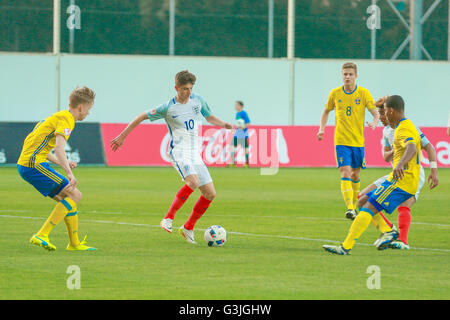 Baku, Aserbaidschan. 6. Mai 2016. Mason Mount von England steuert den Ball während der UEFA europäische U17-Meisterschaft Aserbaidschan 2016, Gruppe C-Match zwischen England gegen Schweden in der Karabach-Stadion. © Aziz Karimow/Pacific Press/Alamy Live-Nachrichten Stockfoto