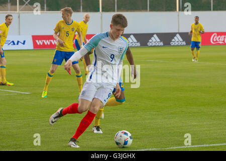 Baku, Aserbaidschan. 6. Mai 2016. George Hirst von England steuert den Ball während der UEFA europäische U17-Meisterschaft Aserbaidschan 2016, Gruppe C-Match zwischen England gegen Schweden in der Karabach-Stadion. © Aziz Karimow/Pacific Press/Alamy Live-Nachrichten Stockfoto