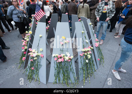 Eine Nachbildung der armenischen Genozid-Denkmal in Yerevan, Armenien sitzt am Eingang des Bereichs Rallye mit Nelken geschmückt. Tausende von Armenisch-Americas aus in New York City Metrobereich, Klerus, Gelehrten und gewählten Beamten versammelten sich am Times Square zum 101. Jahrestag des armenischen Völkermordes von 1915 und zur Sensibilisierung für den aktuellen Kampf von ethnischen Armenier in Berg-Karabach Region der Medschlis in der Mitte einer militärischen Kampagne zwischen den zwei Nationen. (Foto von Albin Lohr-Jones/Pacific Press) Stockfoto