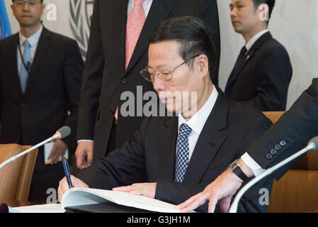 New York, Vereinigte Staaten von Amerika. 21. April 2016. Zhang Gaoli Zeichen des Generalsekretärs Gästebuch. Der Generalsekretär der Vereinten Nationen, Ban Ki-Moon begrüßt chinesische Sondergesandten Präsidenten und Vize-Premier Zhang Gaoli im UN-Hauptquartier in New York City. © Albin Lohr-Jones/Pacific Press/Alamy Live-Nachrichten Stockfoto