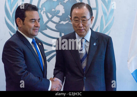 New York, Vereinigte Staaten von Amerika. 18. April 2016. Präsident Morales (links) und Generalsekretär Ban Ki-Moon schütteln sich die Hände während einer Foto-op Vereinten Nationen Generalsekretär Ban Ki-Moon begrüßt guatemaltekischen Präsidenten Jimmy Morels im UN-Hauptquartier © Albin Lohr-Jones/Pacific Press/Alamy Live News Stockfoto