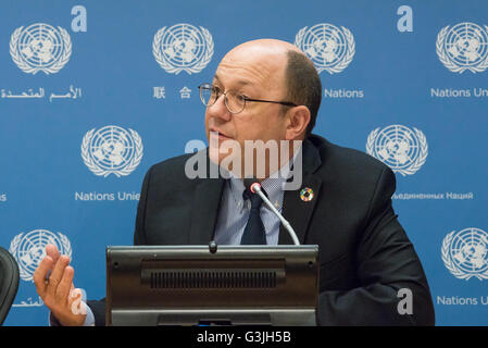 New York, Vereinigte Staaten von Amerika. 21. April 2016. Thomas Gass spricht vor der Presse. UN-nachhaltige Entwicklung Ziele vertreten Forest Whitaker und Thomas Gass, Assistent Generalsekretär Politikkoordinierung und interinstitutionelle Angelegenheiten in der Hauptabteilung Wirtschaftliche und soziale Angelegenheiten (UNDESA) sprach ein Pressegespräch im UN-Hauptquartier nach der Eröffnung der Generalversammlung thematische Debatte über die nachhaltige Entwicklungsziele. © Albin Lohr-Jones/Pacific Press/Alamy Live-Nachrichten Stockfoto