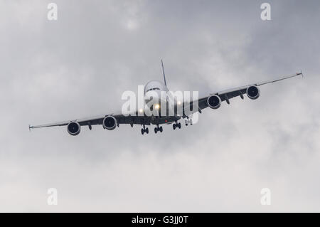 Passagierflugzeug nähert sich zur Landung bei schlechtem Wetter Stockfoto