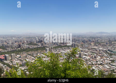 Santiago de Chile, Chile - 28. November 2015: Skyline von Cerro San Cristobal gesehen. Stockfoto