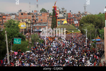 Lalitpur, Nepal. 10. Mai 2016. Anhänger ziehen den Wagen der Rato Machhendranath während des ersten Tages der Rato Machhendranath Festival. Rato Machhendranath wird sowohl von Hindus und Buddhisten als Regengott für Wohlstand verehrt. © Archana Shrestha/Pacific Press/Alamy Live-Nachrichten Stockfoto