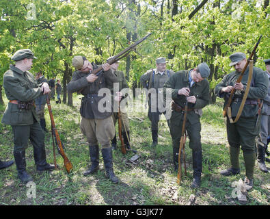 Mitglieder der historischen militärischen Vereine ukrainische Aufstandsarmee Soldaten Uniformen nehmen einen Teil in einem Militär-historisches Festival nach die Rekonstruktion der Schlacht des zweiten Weltkriegs zwischen deutschen Truppen und ukrainische Aufstandsarmee in Kiew, Ukraine, am 8. Mai 2016. Länder der ehemaligen UdSSR Jahrestag den 71. des Sieges über Nazi-Deutschland im zweiten Weltkrieg. (Foto: Vasyl Shevchenko / Pacific Press) Stockfoto