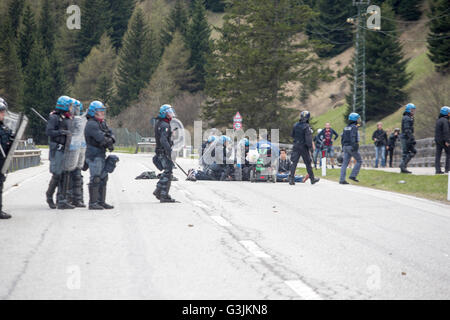 Brenner, Italien. 7. Mai 2016. Gewaltsame Zusammenstöße brach in der italienischen Seite des Brennerpasses zwischen Polizei und Maske tragen Demonstranten während einer Kundgebung gegen der österreichischen Regierung geplante Wiedereinführung von Grenzkontrollen an den Brenner. © Mauro Ujetto/Pacific Press/Alamy Live-Nachrichten Stockfoto