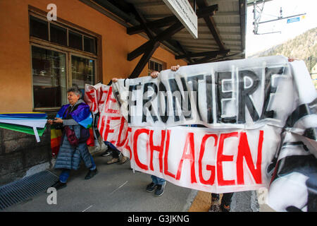 Brenner, Italien. 7. Mai 2016. Gewaltsame Zusammenstöße brach in der italienischen Seite des Brennerpasses zwischen Polizei und Maske tragen Demonstranten während einer Kundgebung gegen der österreichischen Regierung geplante Wiedereinführung von Grenzkontrollen an den Brenner. © Mauro Ujetto/Pacific Press/Alamy Live-Nachrichten Stockfoto