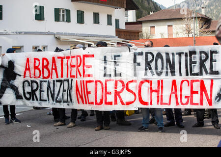 Brenner, Italien. 7. Mai 2016. Gewaltsame Zusammenstöße brach in der italienischen Seite des Brennerpasses zwischen Polizei und Maske tragen Demonstranten während einer Kundgebung gegen der österreichischen Regierung geplante Wiedereinführung von Grenzkontrollen an den Brenner. © Mauro Ujetto/Pacific Press/Alamy Live-Nachrichten Stockfoto