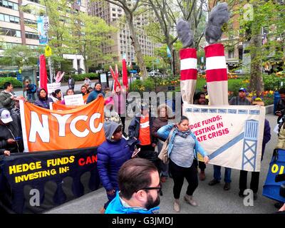 Hedge-Clipper Rallye und Protest gegen Sohn Konferenz Lincoln Center NYC - Say NO to #CancerousCash The Sohn Konferenz zieht die größten Namen im Finanzgeschäft investierende Ideen für einen "guten Zweck" zu diskutieren: Gelder für pädiatrische Krebs. Die verborgene Wahrheit ist, dass sie die gleichen Investoren machen Millionen mit dem Ausbau einer sehr bekannten krebserregenden Industrie: fossile Brennstoffe. (Foto von: Mark Apollo/Pacific Press) Stockfoto