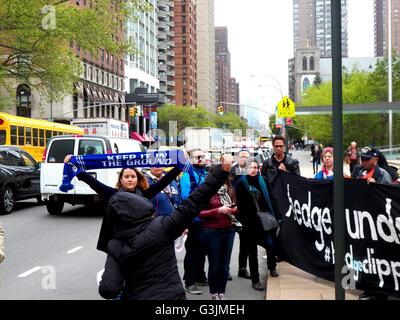 Hedge-Clipper Rallye und Protest gegen Sohn Konferenz Lincoln Center NYC - Say NO to #CancerousCash The Sohn Konferenz zieht die größten Namen im Finanzgeschäft investierende Ideen für einen "guten Zweck" zu diskutieren: Gelder für pädiatrische Krebs. Die verborgene Wahrheit ist, dass sie die gleichen Investoren machen Millionen mit dem Ausbau einer sehr bekannten krebserregenden Industrie: fossile Brennstoffe. (Foto von: Mark Apollo/Pacific Press) Stockfoto