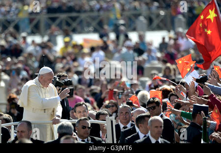 Vatikanstadt, Vatikan. 4. Mai 2016. Papst Francis, bevor Tausende von Gläubigen das Gleichnis vom verlorenen Schaf, erinnerte während der Generalaudienz am Mittwoch, daran erinnern, dass Gott niemanden, nicht beseitigen lässt Gott liebt alle, denn Gottes Barmherzigkeit und Liebe. © Andrea Franceschini/Pacific Press/Alamy Live-Nachrichten Stockfoto