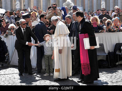 Vatikanstadt, Vatikan. 4. Mai 2016. Papst Francis, bevor Tausende von Gläubigen das Gleichnis vom verlorenen Schaf, erinnerte während der Generalaudienz am Mittwoch, daran erinnern, dass Gott niemanden, nicht beseitigen lässt Gott liebt alle, denn Gottes Barmherzigkeit und Liebe. © Andrea Franceschini/Pacific Press/Alamy Live-Nachrichten Stockfoto