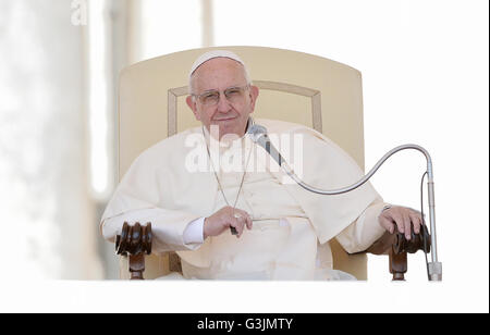 Vatikanstadt, Vatikan. 4. Mai 2016. Papst Francis, bevor Tausende von Gläubigen das Gleichnis vom verlorenen Schaf, erinnerte während der Generalaudienz am Mittwoch, daran erinnern, dass Gott niemanden, nicht beseitigen lässt Gott liebt alle, denn Gottes Barmherzigkeit und Liebe. © Andrea Franceschini/Pacific Press/Alamy Live-Nachrichten Stockfoto