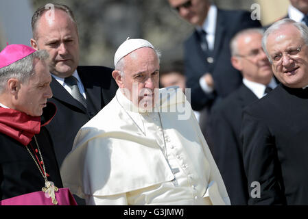 Vatikanstadt, Vatikan. 4. Mai 2016. Papst Francis, bevor Tausende von Gläubigen das Gleichnis vom verlorenen Schaf, erinnerte während der Generalaudienz am Mittwoch, daran erinnern, dass Gott niemanden, nicht beseitigen lässt Gott liebt alle, denn Gottes Barmherzigkeit und Liebe. © Andrea Franceschini/Pacific Press/Alamy Live-Nachrichten Stockfoto