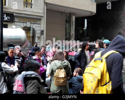 New Yorker rally außerhalb New York City Vorstandswahlen bei 42 Broadway vor dem Schlafengehen in NYC Vorstandsmitglied des Wahlbeauftragten treffen zu besuchen, die für die Öffentlichkeit zugänglich ist. Hunderttausende von Wählern hatten ihre Registrierung gelöscht im Staat New York - 126.000 in Brooklyn alleine. Tausende von Wähler hatte ihre Partei geschaltet so dass sie stimmen. Tausenden mehr wurden abgewiesen. Über hundert tausend NYC mussten Wähler abstimmen eidesstattliche Erklärung und provisorischen Stimmzettel, die nicht in die primäre Ergebnisse gezählt wurden. Umfragen, die spät eröffnet, Maschinen fehlerhaft waren. (Foto von Mark Ap Stockfoto