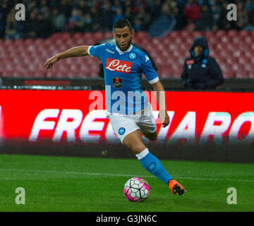 Neapel, Italien. 2. Mai 2016. Fouzi Ghoulam in Aktion während der Serie A Match zwischen SSC Napoli und Atalanta im Stadio San Paolo. Naples gewinnt 2-1 Atalanta. © Ernesto Vicinanza/Pacific Press/Alamy Live-Nachrichten Stockfoto