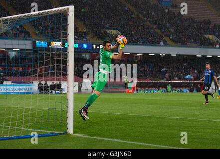 Neapel, Italien. 2. Mai 2016. Sportiello in Aktion während der Serie A Match zwischen SSC Napoli und Atalanta im Stadio San Paolo. Naples gewinnt 2-1 Atalanta. © Ernesto Vicinanza/Pacific Press/Alamy Live-Nachrichten Stockfoto