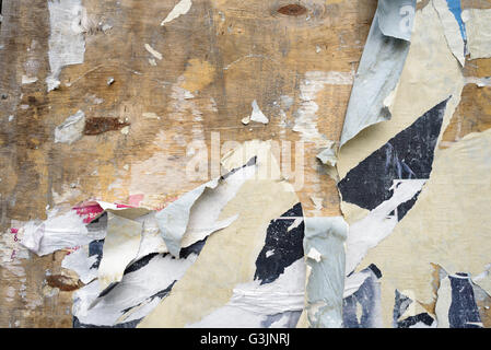 Kanten eines Papier-Poster auf einer flachen Oberfläche, Anzeichen von Alter und Vernachlässigung gerissen. Grunge-Stil-Hintergrund mit Kopie-Space-Bereich Stockfoto