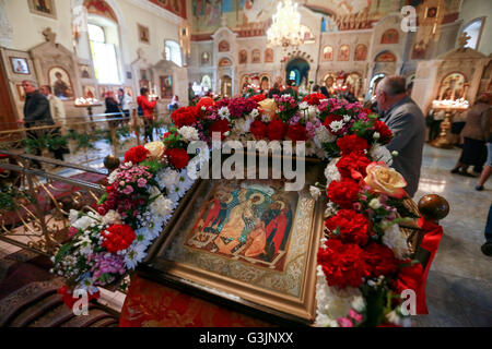 Baku, Aserbaidschan. 1. Mai 2016. Aserbaidschanische orthodoxen Gläubigen besuchen eine orthodoxe Ostergottesdienst in Baku russisch-orthodoxen Kirche der Hauptstadt. © Aziz Karimow/Pacific Press/Alamy Live-Nachrichten Stockfoto