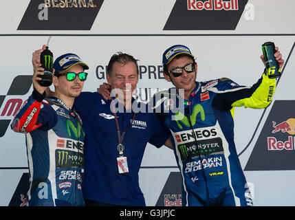 Jerez, Spanien. 24. April 2016. #99 Jorge LORENZO (SPA) Movistar Yamaha MotoGP, Movistar Yamaha managing Direktor Lin Jarvis und #46 Valentino ROSSI (ITA) Movistar Yamaha MotoGP auf dem Podium in der MotoGp Grand Prix Red Bull von Spanien. © Pablo Morano/Pacific Press/Alamy Live-Nachrichten Stockfoto