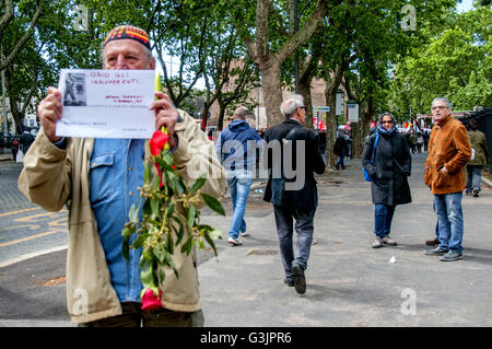 Rom, Italien. 25. April 2016. Manifestation in Rom zu Celebratess Widerstand vom Kolosseum entfernt, mit einem Stop in Porta San Paolo - historische Platz der Befreiung in Rom- und der Abschluss zum sozio-kulturellen Zentrum Ararat Kurdisch - Abfahrt mit Zwangsräumung - für ein sofortiges Moratorium für Vertreibungen und Zwangsräumungen bedroht. © Patrizia Cortellessa/Pacific Press/Alamy Live-Nachrichten Stockfoto