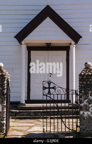 Veranda, 200-jährigen Kirche auf golden Route Ålesund, Ørskog, Stordal, Linge, Valldal, Tafjord, Eidsdal, Geiranger, Sunnmøre, Norwegen Stockfoto