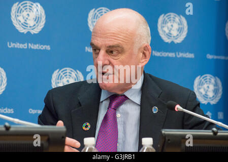 New York, Vereinigte Staaten von Amerika. 19. April 2016. David Nabarro reagiert auf ein erinnern an die Presse. Selwin Hart, Direktor des Generalsekretärs Climate Change Support Team und Dr. David Nabarro, Sonderberater für Agenda 2030 für nachhaltige Entwicklung, Pressekonferenz eine im UN-Hauptquartier, die bevorstehende globale Klima Abkommen Unterzeichnung Zeremonie (22. April) zu diskutieren und die Mechanismen ihrer Umsetzung detail. © Albin Lohr-Jones/Pacific Press/Alamy Live-Nachrichten Stockfoto