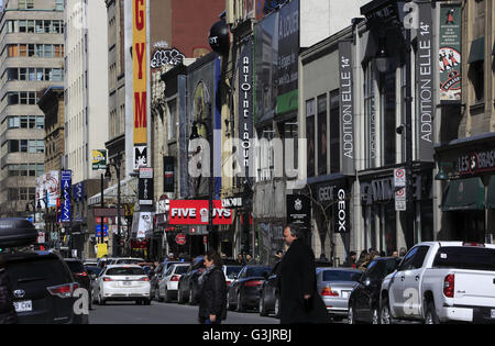 Ansicht der Saint Catherine Street (Rue Saint-Catherine) der kommerziellen Arterie der Stadt von Montreal, Quebec, Kanada Stockfoto