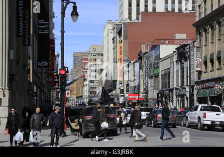 Ansicht der Saint Catherine Street (Rue Saint-Catherine) der kommerziellen Arterie der Stadt von Montreal, Quebec, Kanada Stockfoto