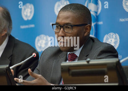 New York, Vereinigte Staaten von Amerika. 19. April 2016. Selwin Hart reagiert auf ein erinnern an die Presse. Selwin Hart, Direktor des Generalsekretärs Climate Change Support Team und Dr. David Nabarro, Sonderberater für Agenda 2030 für nachhaltige Entwicklung, Pressekonferenz eine im UN-Hauptquartier, die bevorstehende globale Klima Abkommen Unterzeichnung Zeremonie (22. April) zu diskutieren und die Mechanismen ihrer Umsetzung detail. © Albin Lohr-Jones/Pacific Press/Alamy Live-Nachrichten Stockfoto