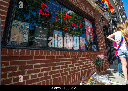 New York, Vereinigte Staaten von Amerika. 12. Juni 2016. Blumen in Erinnerung an den Orlando Puls Nachtclub schießen Opfer lag außerhalb des Stonewall Inn. Inmitten erhöhte Sicherheit, die New Yorker ihre Solidarität mit der LGBT-Gemeinschaft zeigen, indem man Blumen außerhalb der Stonewall Inn--als Epizentrum des gay Rights Movement--in Greenwich Village in New York City, NY, USA nach der Masse in der Puls-Diskothek in Orlando, Florida die 50 Links schießen tot und Dutzende verletzt. Bildnachweis: Albin Lohr-Jones/Pacific Press/Alamy Live-Nachrichten Stockfoto