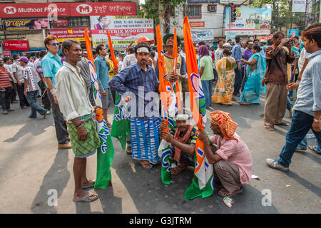 Kolkata, Indien. 28. April 2016. Chief Minister von Westbengalen und All India Trinamool Congress [TMC] Supremo Mamata Banerjee führt eine massive Rallye von Sulekha mehr zu Ballygunge Phari für die bevorstehenden Parlamentswahlen in Kolkata, Indien. © Debajyoti Das/Pacific Press/Alamy Live-Nachrichten Stockfoto